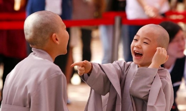 Trẻ em trong chùa có bắt buộc cạo đầu, ăn chay?