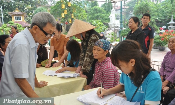 Hà Nội: Hàng trăm phật tử về chùa Tăng Phúc khám mắt miễn phí