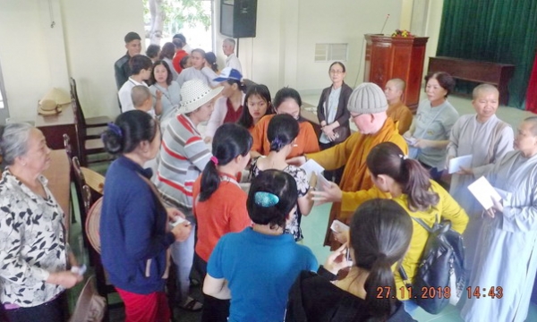 Khánh Hòa: Ban Từ thiện Phật Giáo tỉnh tặng quà cho bà con sau bão số 8