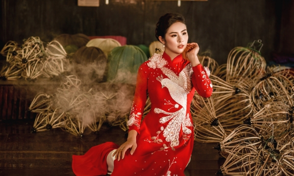 Hoa hậu Ngọc Hân thiết kế áo dài lấy cảm hứng từ sách của thiền sư Thích Nhất Hạnh