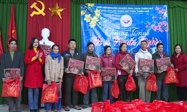 Ấm áp 100 suất quà Tết cho người nghèo tại Hương Trà