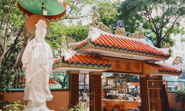 Ngôi chùa cổ rực rỡ sắc màu giữa Sài Gòn