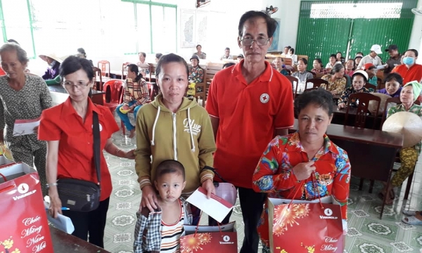 Tặng quà cho 400 người nghèo đón Tết Kỷ Hợi tại Sóc Trăng