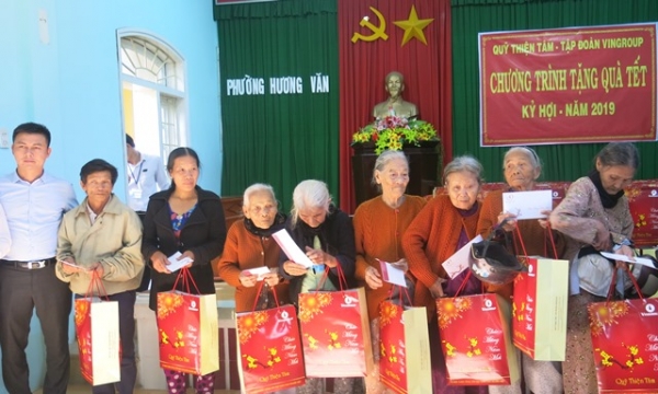 Quỹ Thiện Tâm Vingroup và Tạp chí Nhà Đầu tư trao tặng 1000 suất quà Tết cho người nghèo tại Huế