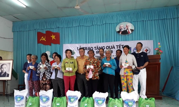 Hội từ thiện Tzu Chi trao quà Tết cho bà con nghèo tại Sóc Trăng