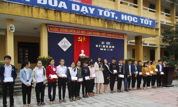 Xuân ấm cho học sinh nghèo tại trường THPT Nguyễn Đình Chiểu