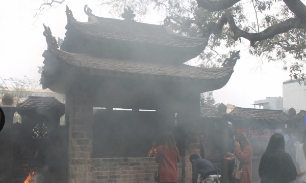 Giới trẻ nô nức đến chùa Hà cầu duyên nhưng đốt nhang cả bó