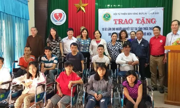 Trao xe lăn cho người khuyết tật tại TT Huế