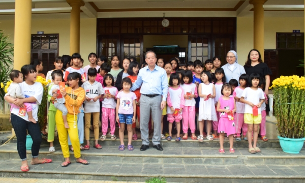 Chủ tịch UBND tỉnh TT Huế tặng quà đến trung tâm nuôi dạy trẻ cô nhi - khuyết tật Sơn Ca