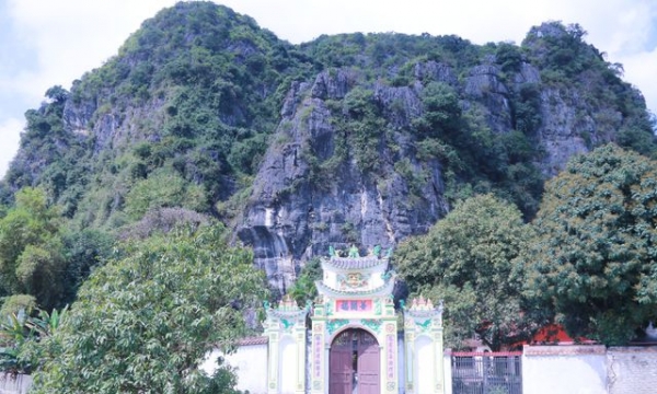 Ngôi chùa “rồng cuộn phát sáng” trong hang động Ninh Bình