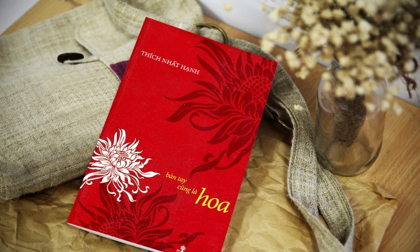 Sách Phật giáo 'Bàn tay cũng là hoa' của Thiền sư Thích Nhất Hạnh