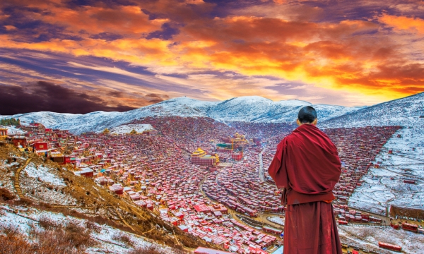 Thung lũng đỏ diệu kỳ giữa núi đồi Tây Tạng