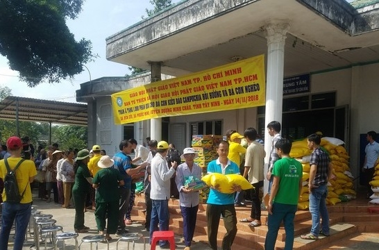 Tây Ninh: Ban từ thiện PG TP.HCM tặng quà kiều bào Campuchia