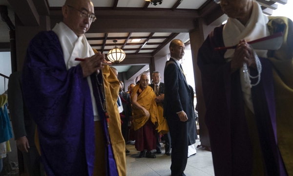 Đức Đạt Lai Lạt Ma cầu nguyện tại Chùa Tochoji Nhật Bản