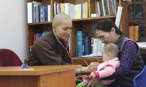Nữ tiến sỹ quy y Phật pháp, tự nguyện khám chữa bệnh cho người nghèo