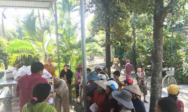 Chùa Sắc Tứ Minh Thiện phát tặng 600 hộp cơm chay ở Khánh Hòa