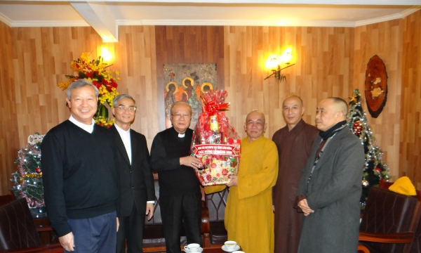 Giáo hội Phật giáo Việt Nam tỉnh Lâm Đồng thăm, tặng quà chúc mừng Giáng sinh