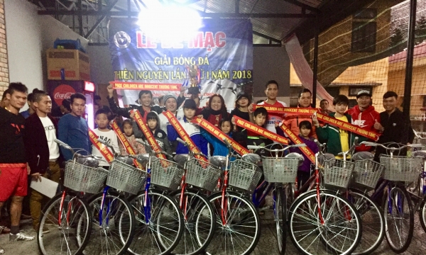 Giải bóng đá Thiện nguyện Thừa Thiên Huế trao tặng xe đạp cho học trò nghèo