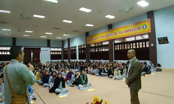 TS Nguyễn Mạnh Hùng giao lưu với 300 thiền sinh trẻ tại khóa tu An Lạc lần thứ 8