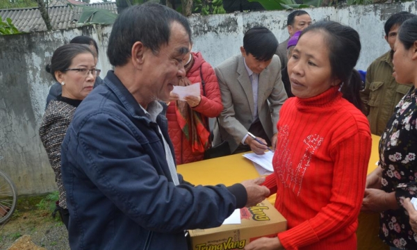 Nhóm Phật tử từ thiện Nguyên Quang trao tặng quà Tết tại Hà Tĩnh