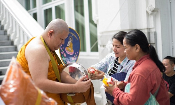 30 vạn nhà sư Thái Lan thừa cân vì đồ ăn dân cho