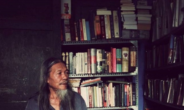 'Dị nhân' dịch giả Nguyễn Tiến Văn dịch sách Phật giáo bên nhà trọ cạnh cổng trại giam Chí Hòa