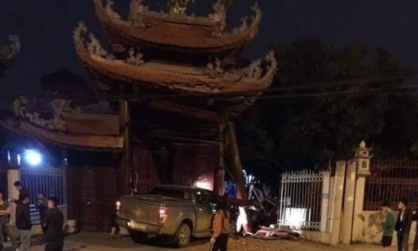 Xe ô tô húc đổ cổng Tam quan Chùa Ngòi, La Khê, Hà Đông