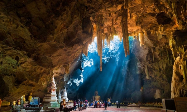 Ghé thăm ngôi chùa độc đáo nằm dưới lòng đất ở Thái Lan