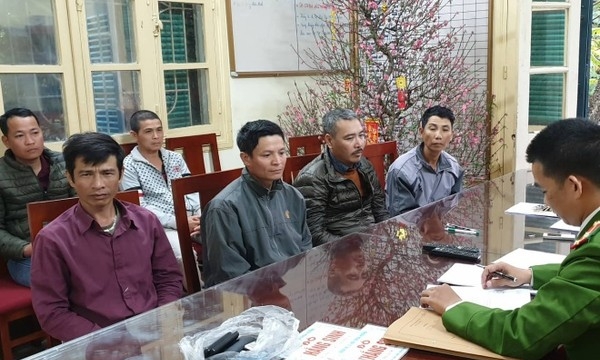 Cảnh sát đóng vai dân thường, bắt quả tang 6 ‘cò mồi’ đeo bám chèo kéo du khách đi Chùa Hương