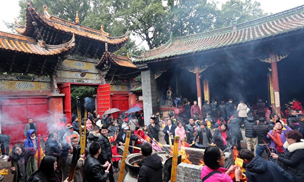 Người dân Trung Quốc ngày xuân đi lễ chùa lễ Phật cầu mong Cát tường cả năm