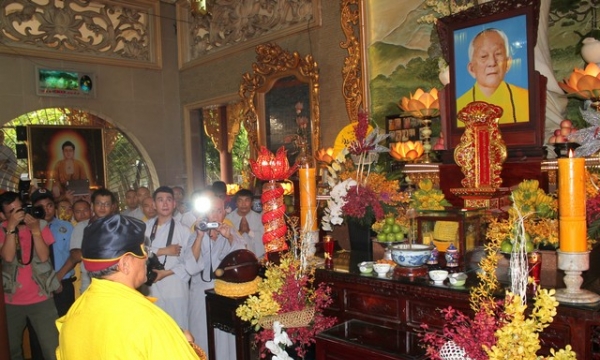 Đức Gyalwang Drukpa cầu nguyện tại bảo tháp cố Đại lão HT.Thích Trí Tịnh