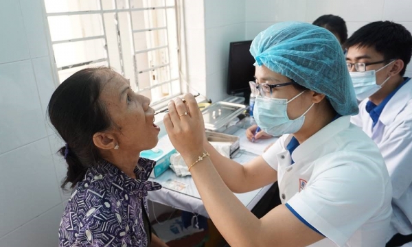 Khám và phát thuốc miễn phí cho hàng trăm người dân có hoàn cảnh tại Hương Trà, Huế
