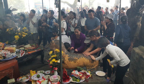 Cảnh chen lấn sờ “Hổ thần” để mong trị bệnh tại chùa Hương Tích Hà Tĩnh