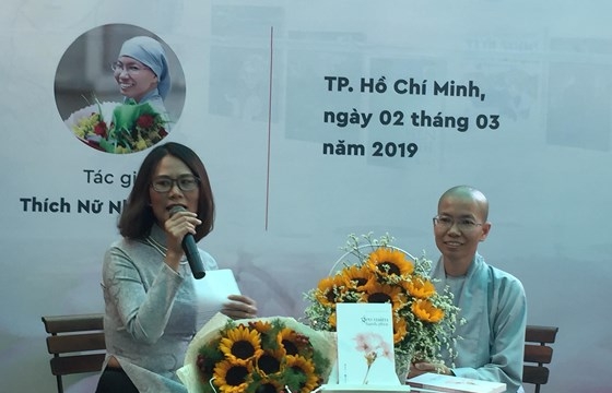 Sách Gieo mầm yêu thương của sư cô Thích Nữ Nhuận Bình ra mắt tại đường sách TP.HCM