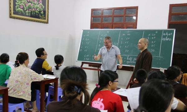 Lớp học tiếng Anh miễn phí của ông thầy Tây tại chùa Từ Quang, Tiền Giang