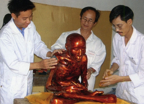 Câu chuyện của vị tiến sĩ chuyên bảo tồn nhục thân các vị Thiền sư Việt Nam
