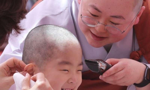 Những chú tiểu đáng yêu trong ngày xuống tóc mừng lễ Phật Đản ở Hàn Quốc