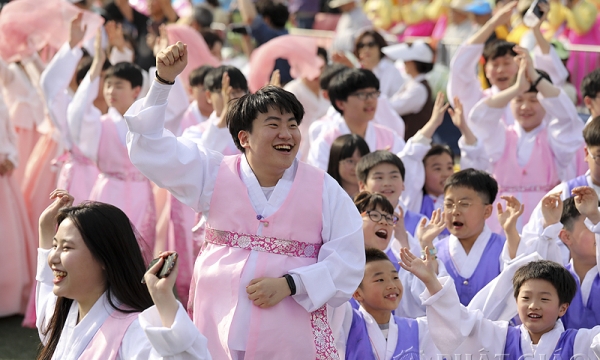 Những nụ cười hoan hỷ tại Lễ hội Nhiên đăng Hàn Quốc mừng Vesak 2019