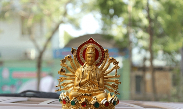 Đặt tượng Phật trong xe ô tô: Làm sao để có Phật trong xe hơi của bạn?