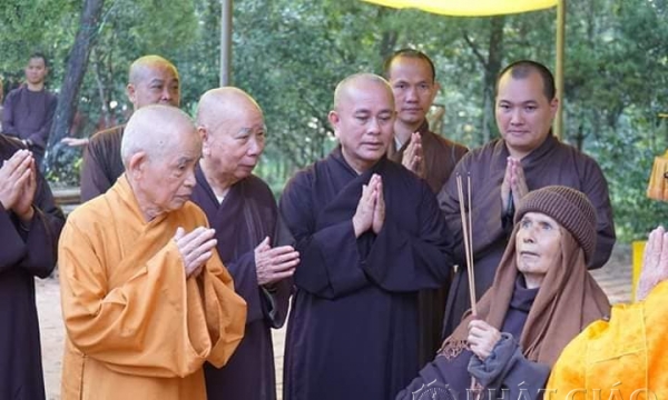 Thiền sư Thích Nhất Hạnh dự lễ cất nóc chánh điện chùa Từ Hiếu