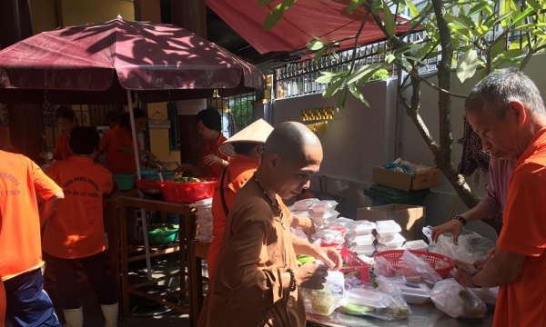 Bếp ăn từ thiện Tổ đình Nghĩa Phương phục vụ 800 suất cơm chay tại Khánh Hòa