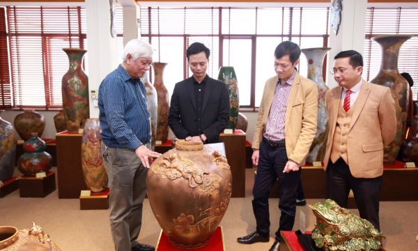 Làng gốm Bát Tràng bắt đầu có dòng gốm Hoàng Kim - gốm 'đế vương của kim loại'