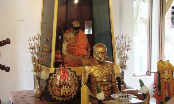 Vẹn nguyên nhục thân thiền sư Loung Pordaeng tại Thái Lan