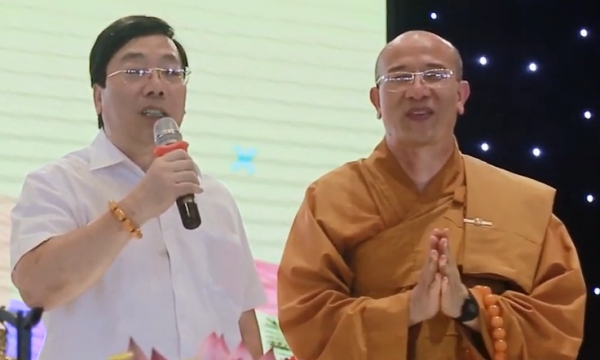 Đại sứ Nguyễn Thanh Sơn về thăm chùa Ba Vàng nhân dịp khóa tu mùa hè