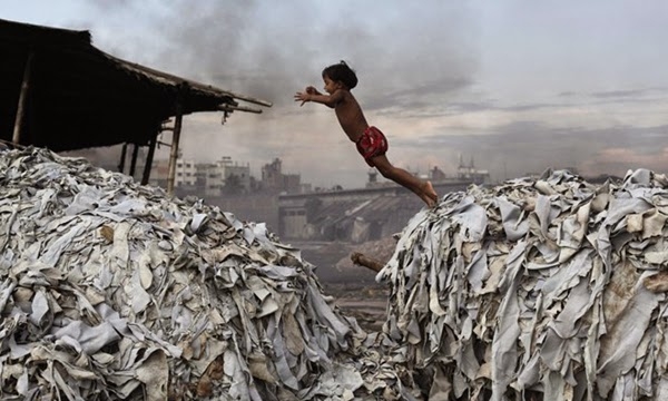 Những bức ảnh nhức nhối về trẻ em sống trong vùng ô nhiễm