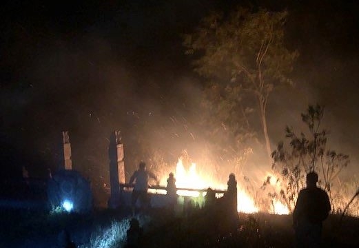 Lại cháy lớn ở Hà Tĩnh, 'biển lửa' đe dọa ngôi chùa trăm năm tuổi