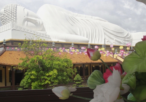 Cận cảnh tượng Phật nhập Niết bàn trên mái chùa dài nhất Châu Á ở Bình Dương