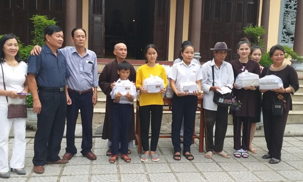 Trao 22 suất học bổng cho HS mồ côi nghèo tại Hương Trà, Huế