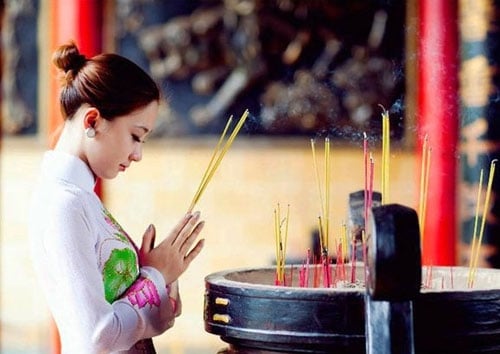 Ngày nào cũng thắp hương cúng Phật hay chỉ mùng Một, ngày Rằm?