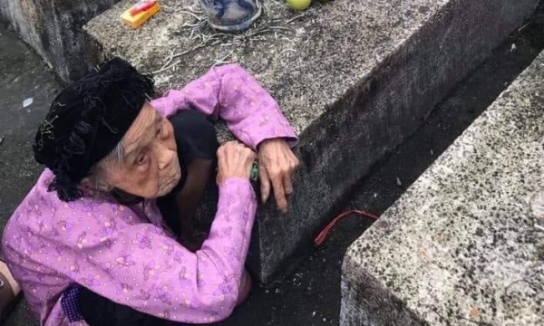 Cảm động hình ảnh người mẹ 93 tuổi lên Hà Giang thăm phần mộ con trai liệt sỹ